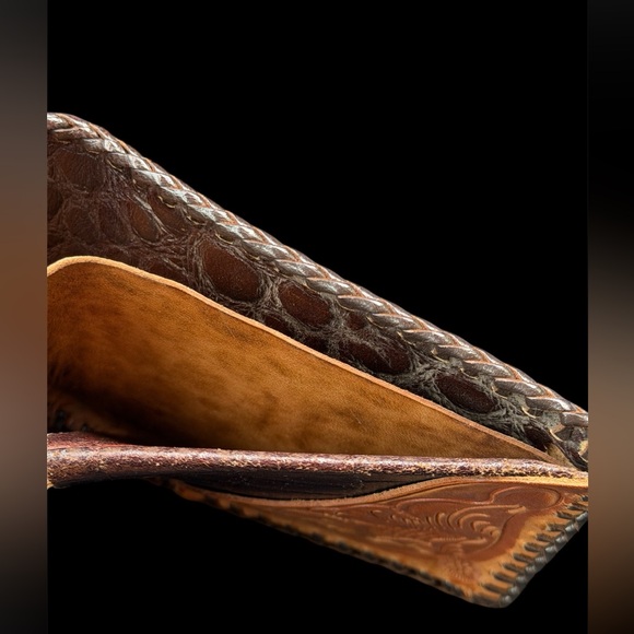 Vintage Hand-Tooled Leather tan and dark brown men’s bi-fold wallet. - Picture 5 of 7